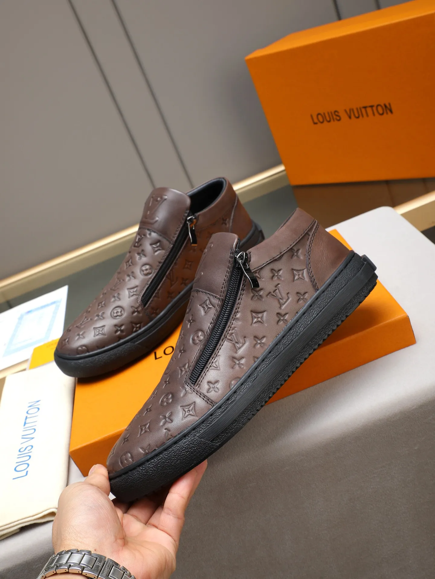 The main recommended model👍👍👍PP440 is the new LOUIS VUITTON [Luden Yiwei]——LV upper [Lv]🇮🇹Imported first-layer cowhide embossed🇩🇪Breathable sheep lining ➕Non-slip and wear-resistant outsole. Every man's identity is reflected in his elegant and stable upper shoes🚶🏻🚶🏻📯 No matter the wind or rain, the shoe last remains unchanged and can stand the test of time🔍️. ——Code number: 38-44 (45 can be customized)